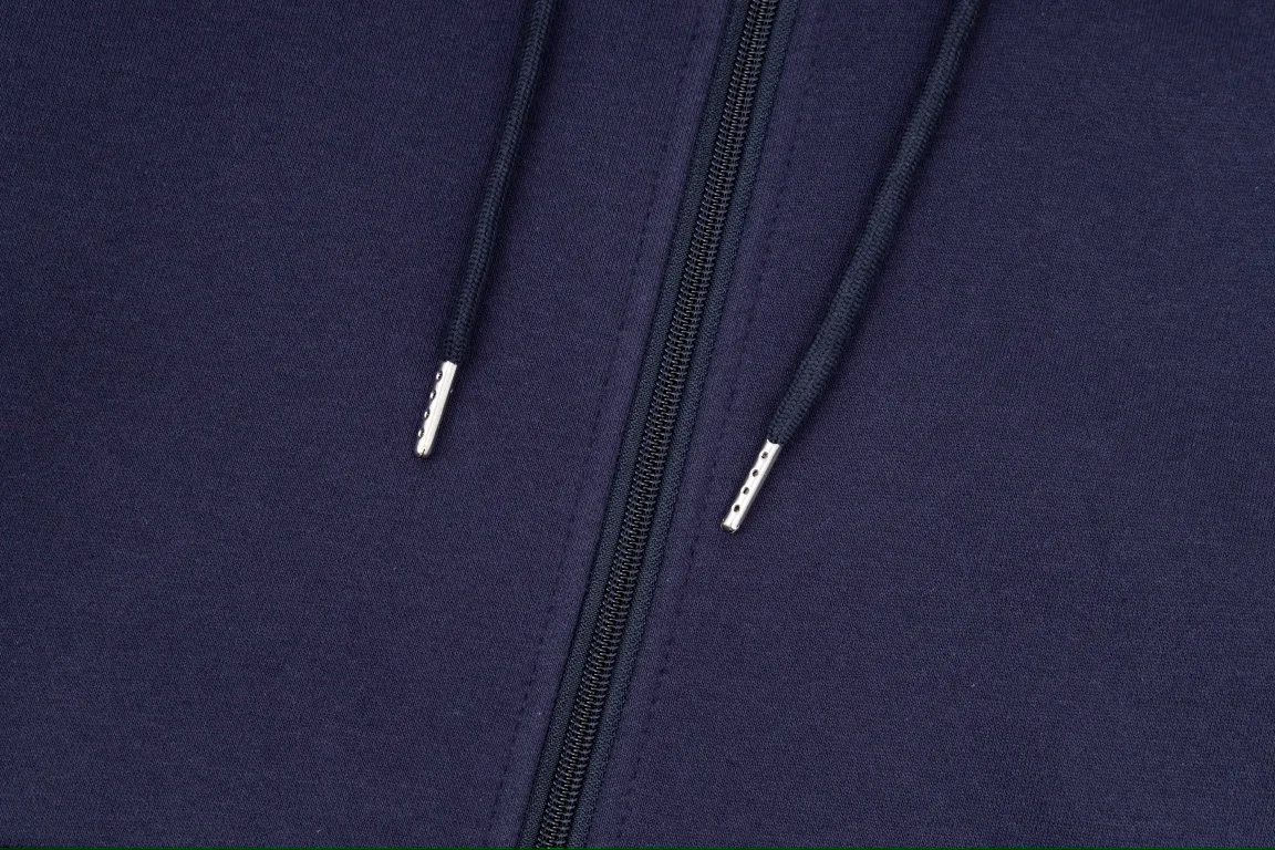 P240 Style No.: Y055 Ralph Lauren/Ralph Lauren pony embroidered zipper cardigan hooded sweatshirt. A one-of-a-kind sweatshirt for autumn and winter is here. You can wear it casually no matter how you wear it! ! This hooded sweatshirt is decorated with the simple style that represents Ralph Lauren and is paired with a pony embroidery pattern, which is three-dimensional and full! The solid color fabric paired with exquisite embroidery instantly sets it off! Hooded sports design, loose and casual fit! The overall texture is very strong! Through the pictures, we can feel the thickness and texture of custom-woven and dyed threads. The workmanship is exquisite. They are shipped from major foreign trade factories. They are all made by masters with many years of experience. Everything is of high standards and requirements! Simple and versatile model ~ Made of imported pique cotton fabric, which is super delicate and soft, close to the body without being tied. All fabrics and accessories are original custom-made and of high quality! Perfectly reflects the brand’s sense of superiority! Standard cut, comfortable stretch, unrestricted movement! Highly practical, high-end and classy! Versatile style ~ can be paired with jeans or jogging pants. Ideal for transitioning from your morning commute to weekend events! Tag, hanging particles, washed, packaging bag, full set of accessories, very good-looking, super exquisite workmanship, size: S-XL, color: navy, black, gray